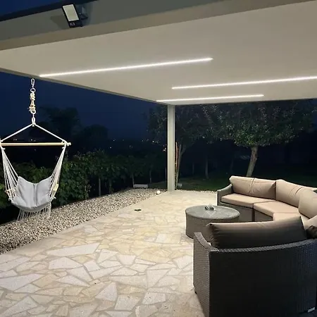 Chalet Fernandes Yellow