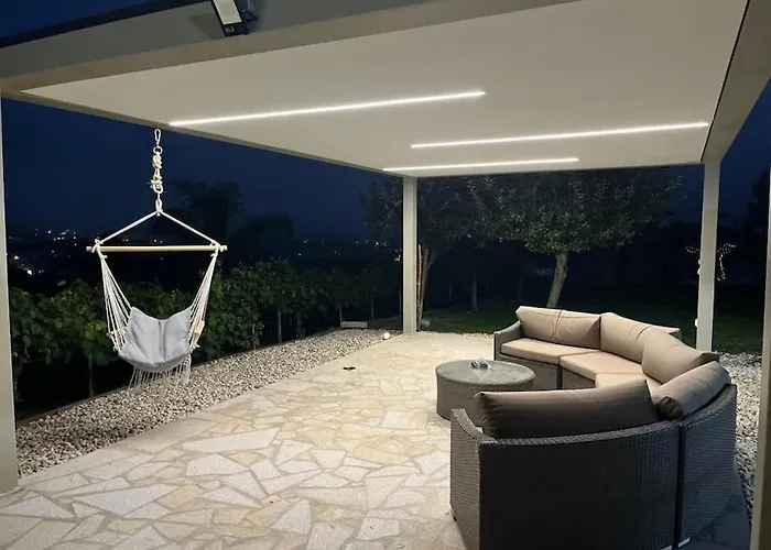 Chalet Fernandes Yellow